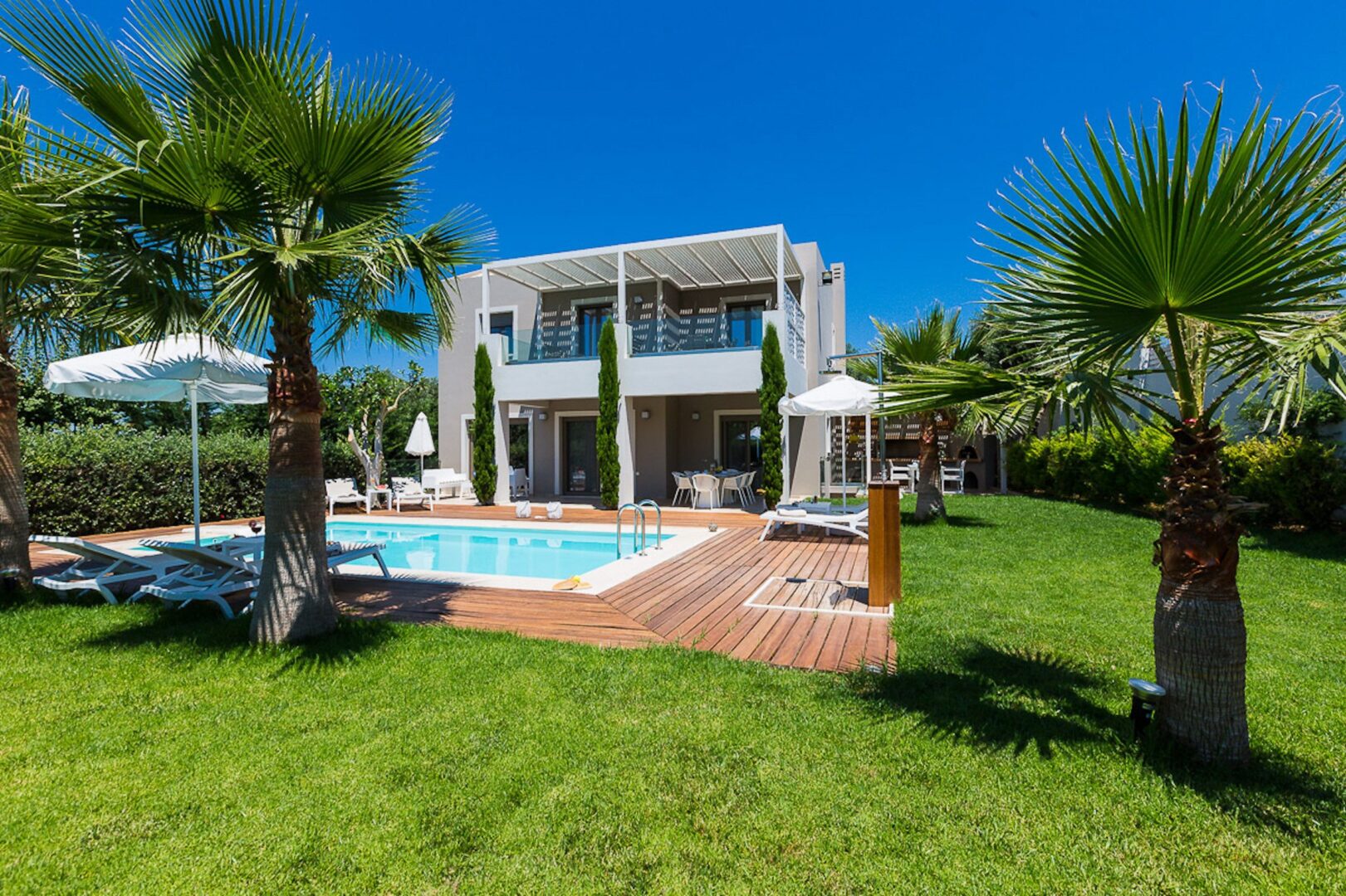 lawn-covered-garden-around-the-pool-terrace-2-1621x1080